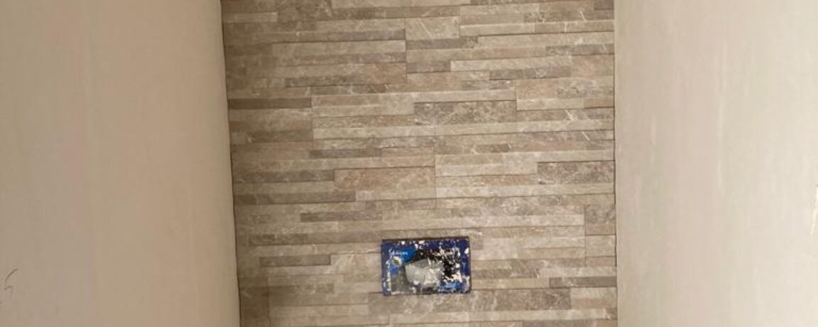 Reliëftegel op achterste wand wc – Herne