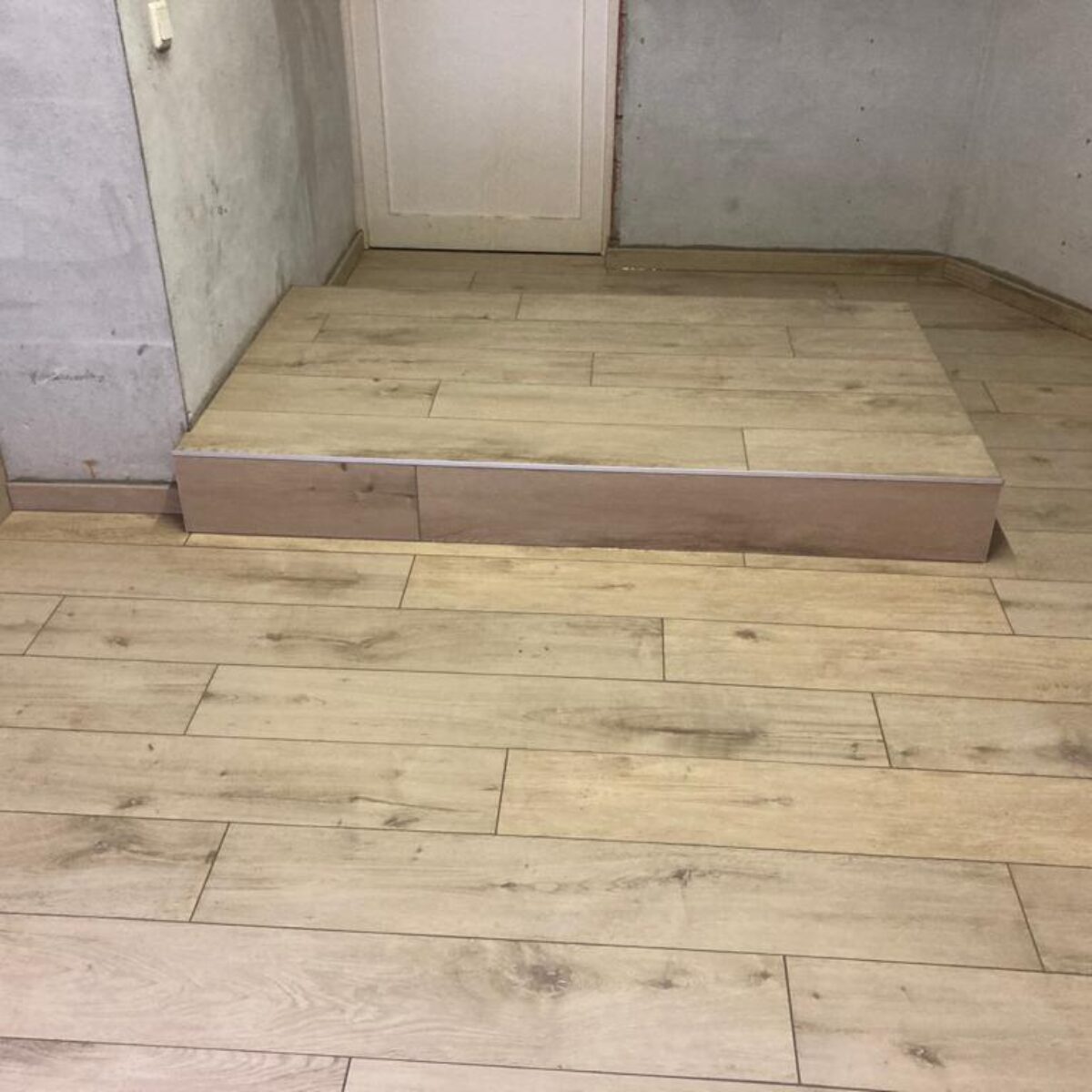 Plaatsen van imitatieparkettegels, verlijmd te Zwevegem