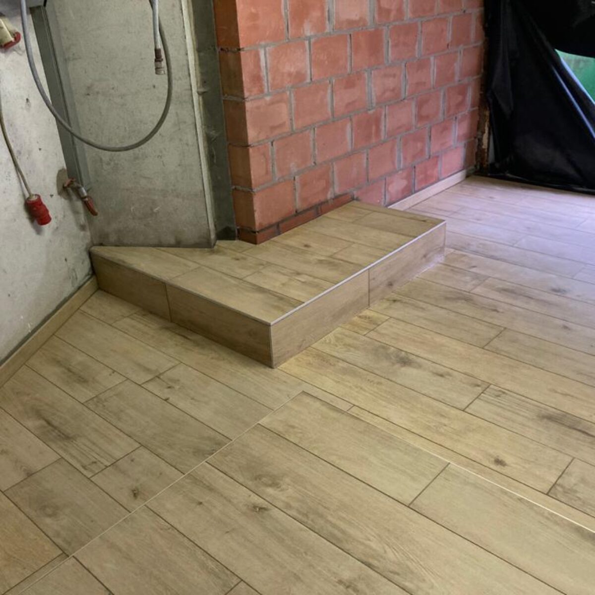 Plaatsen van imitatieparkettegels, verlijmd te Zwevegem