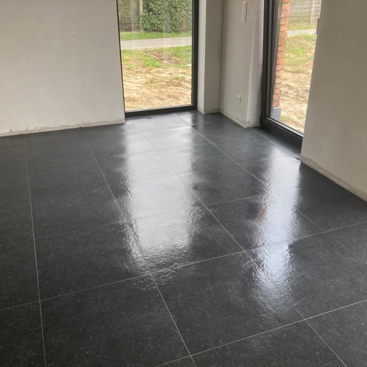 Plaatsen van tegels 60×60 verlijmd op gladde chape-Londerzeel
