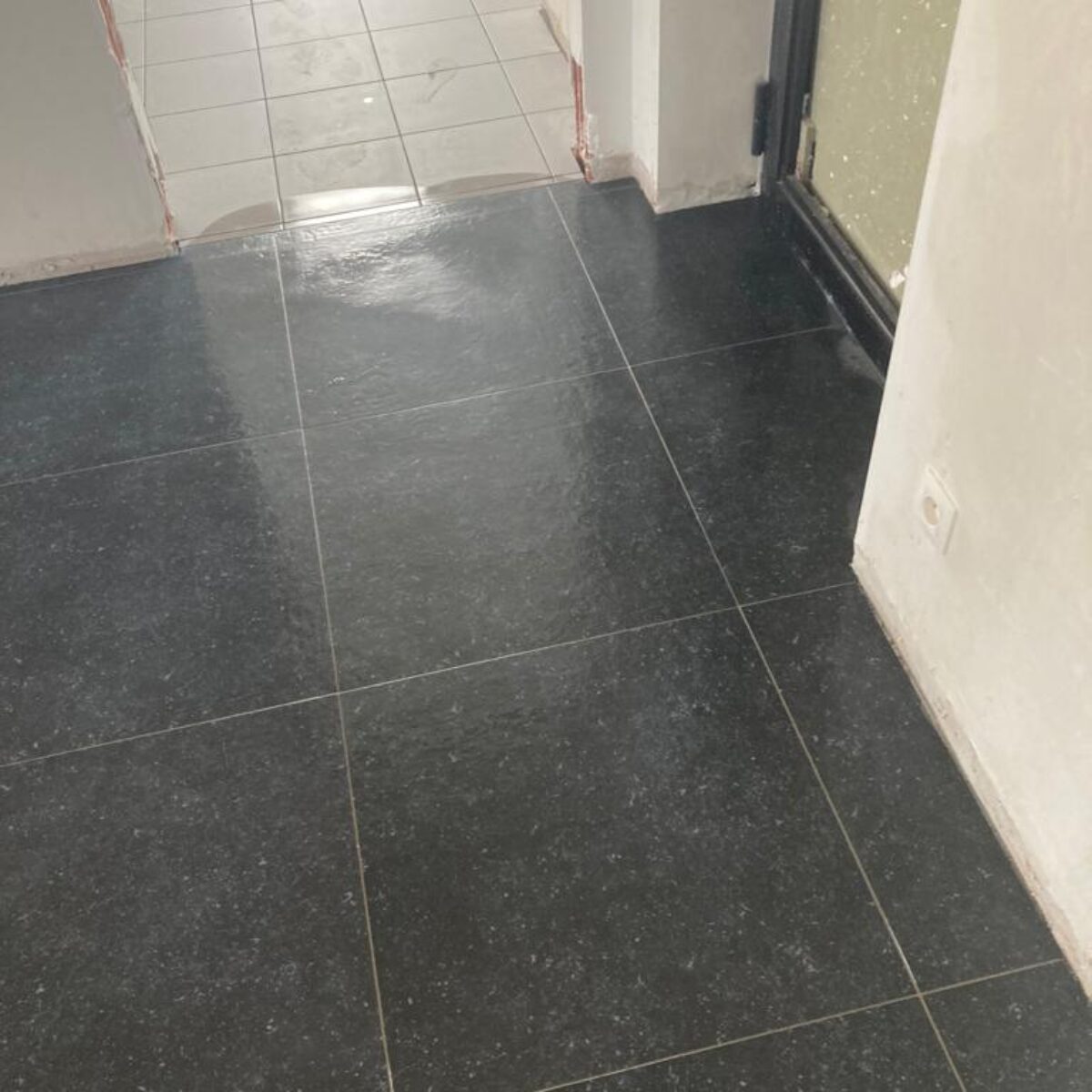 Plaatsen van tegels 60×60 verlijmd op gladde chape-Londerzeel