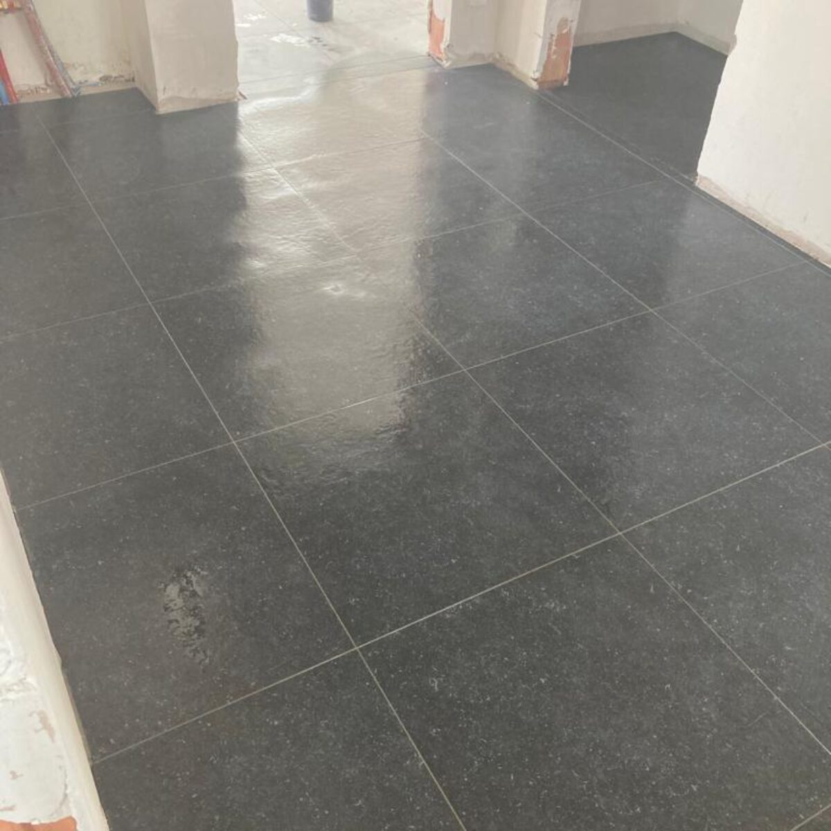 Plaatsen van tegels 60×60 verlijmd op gladde chape-Londerzeel