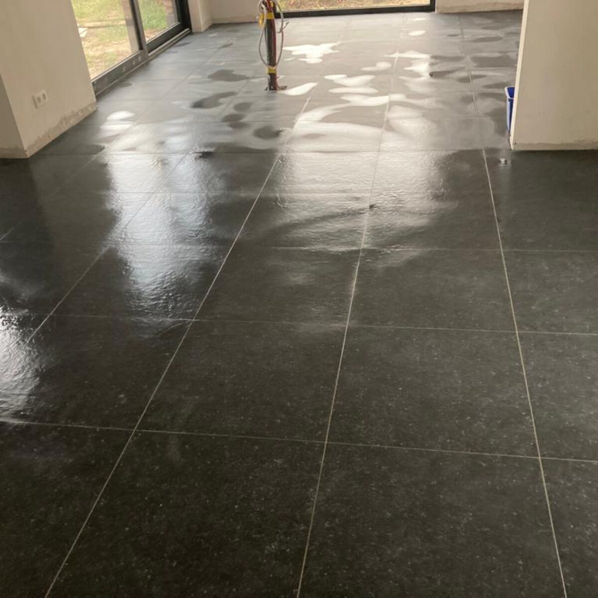 Plaatsen van tegels 60×60 verlijmd op gladde chape-Londerzeel