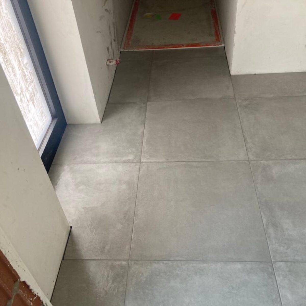 Plaatsen van tegels 60×60 verlijmd op gladde chape-Buggenhout