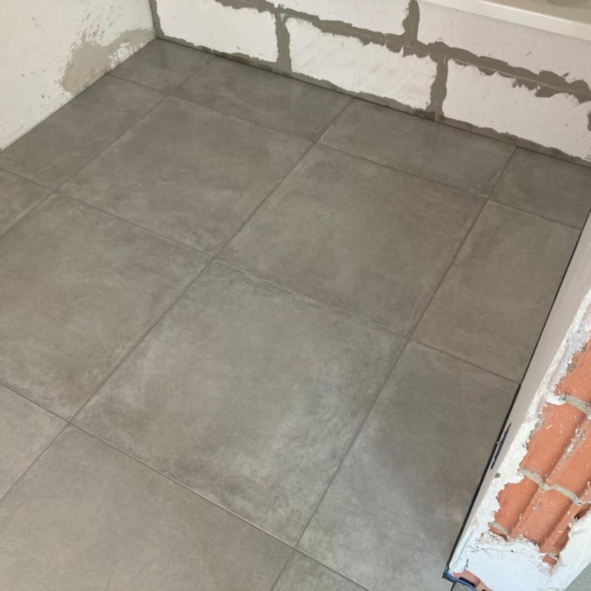 Plaatsen van tegels 60×60 verlijmd op gladde chape-Buggenhout
