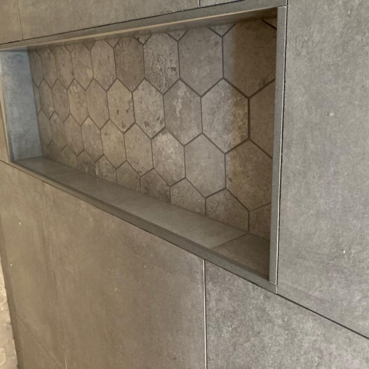 Plaatsen van wandtegels 60×60  in combinatie met Hexagontegels, badkamer Buggenhout