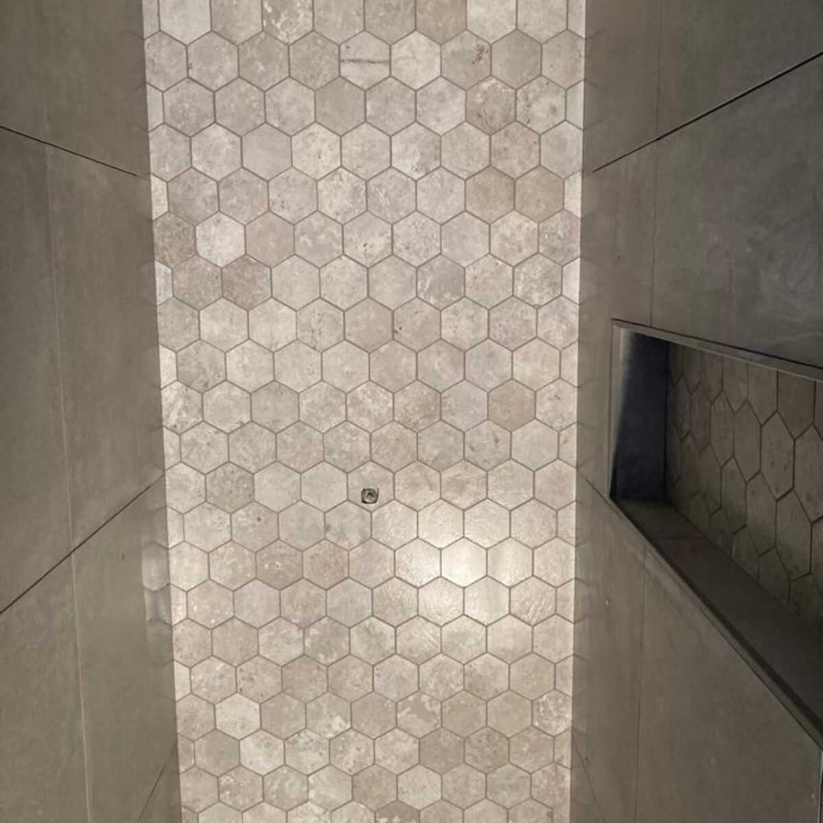 Plaatsen van wandtegels 60×60  in combinatie met Hexagontegels, badkamer Buggenhout