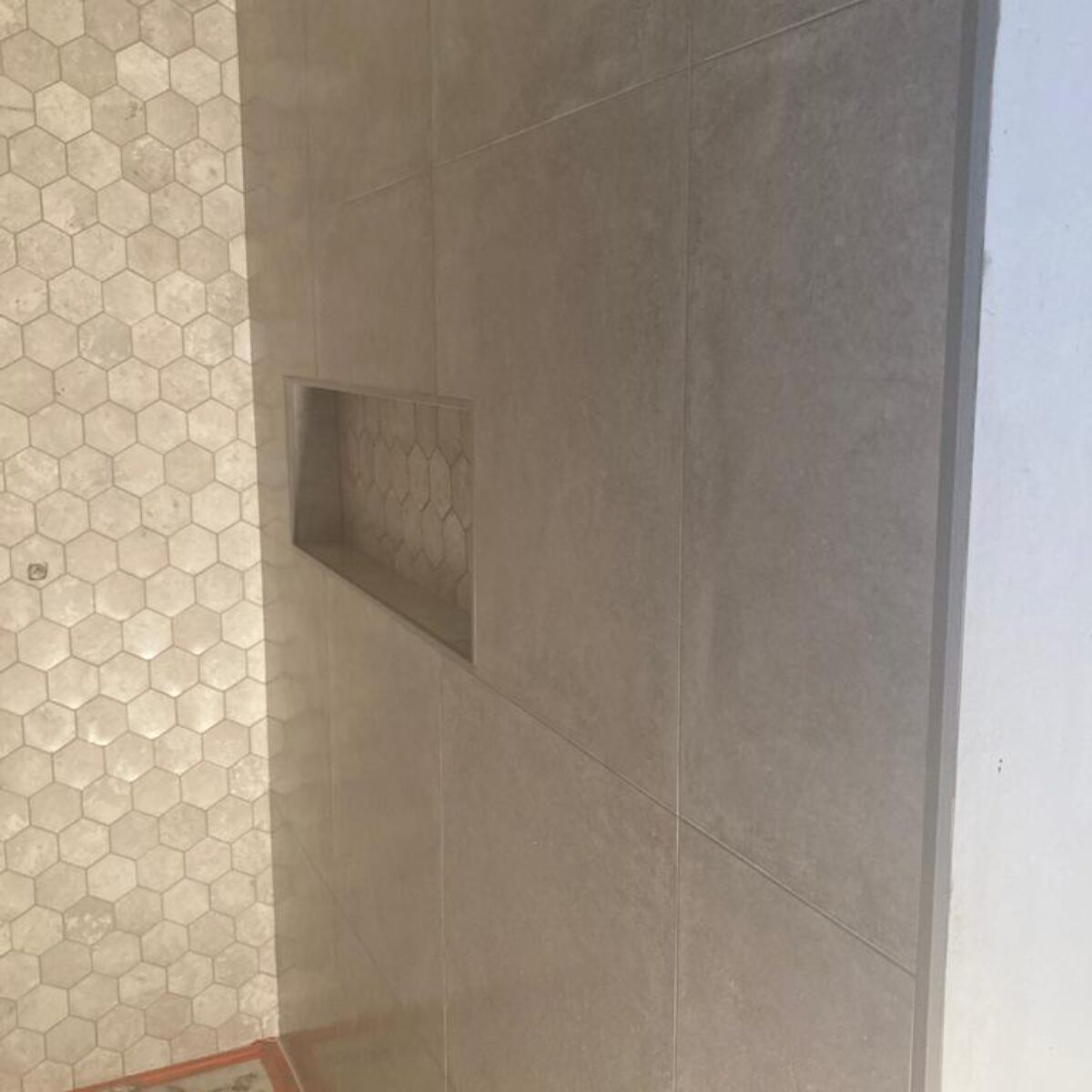 Plaatsen van wandtegels 60×60  in combinatie met Hexagontegels, badkamer Buggenhout