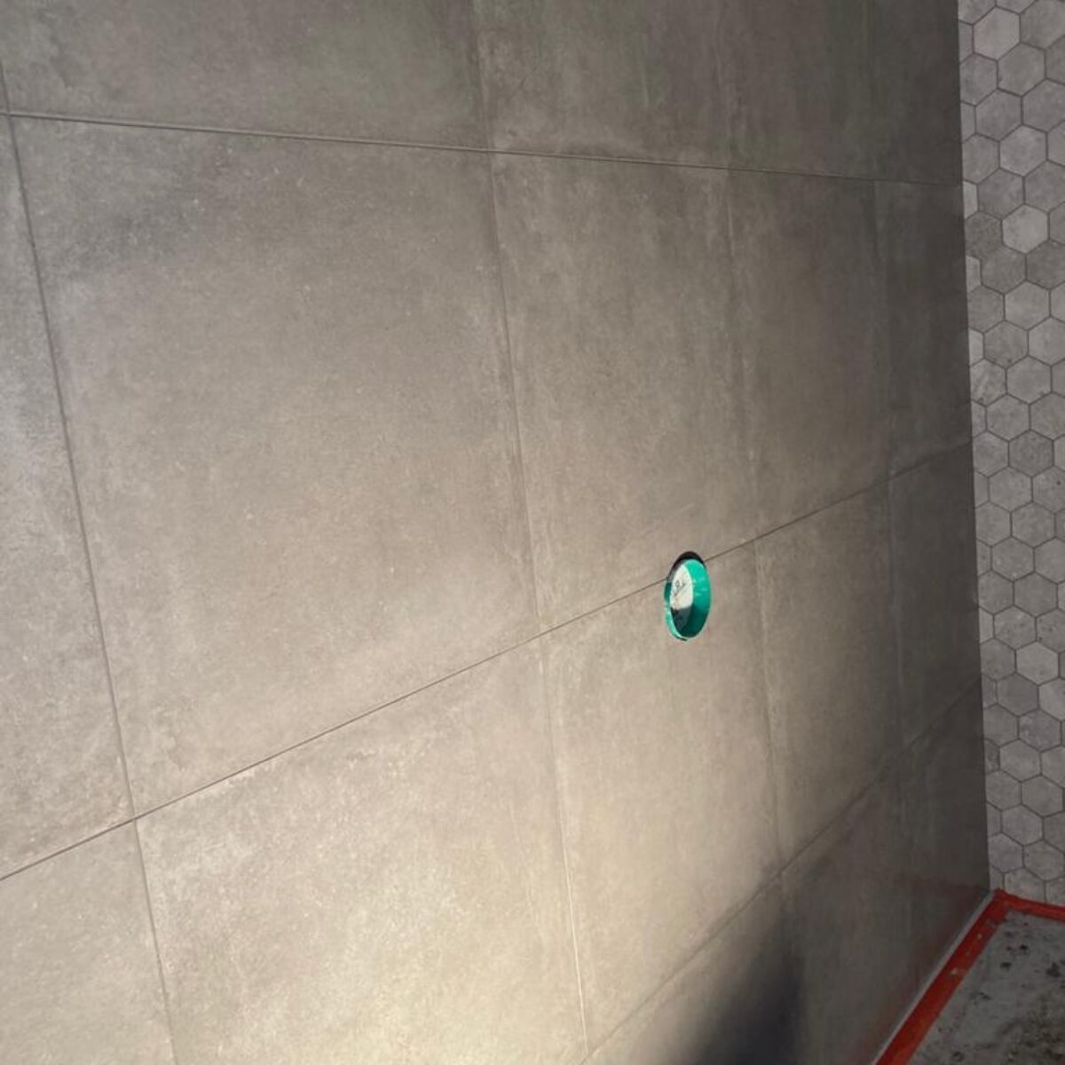 Plaatsen van wandtegels 60×60  in combinatie met Hexagontegels, badkamer Buggenhout