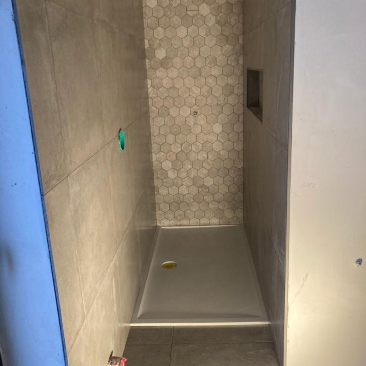 Plaatsen van wandtegels 60×60  in combinatie met Hexagontegels, badkamer Buggenhout