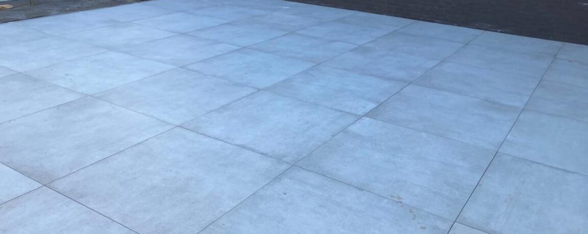 Plaatsen terras met tegels van 1m x 1m te Gullegem