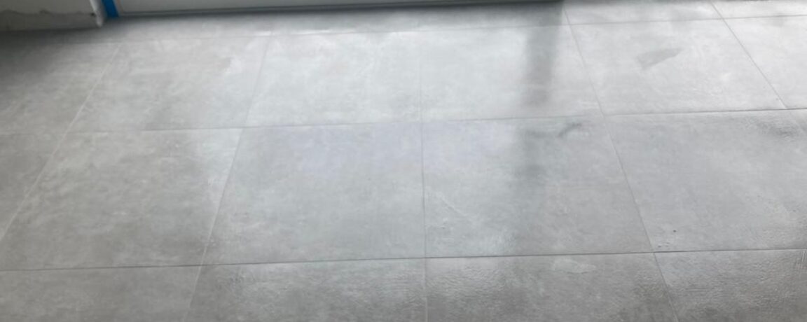 Plaatsen van tegels 60×60 te Hamme