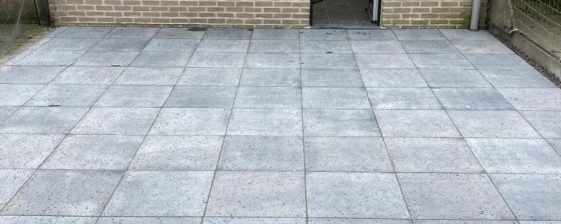 Plaatsen en uitbreken van terras in blauwsteen 50×50 te Avelgem