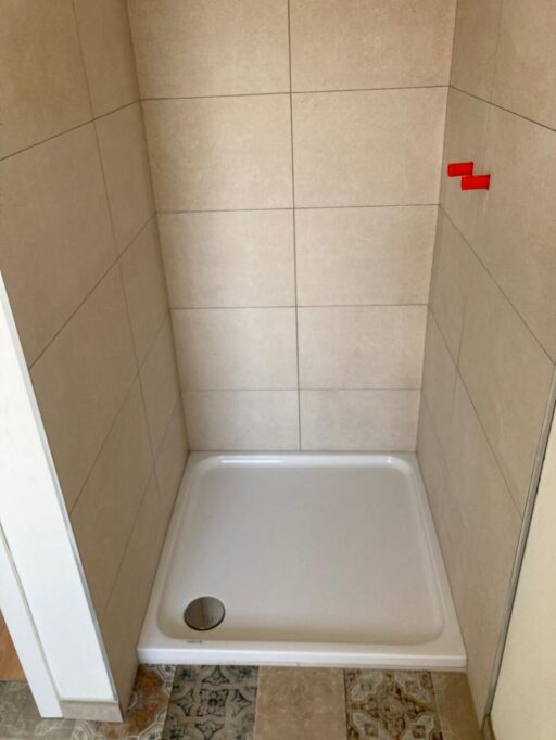 Plaatsen faience 33×59 Bilbao Bianco in douche te Wevelgem
