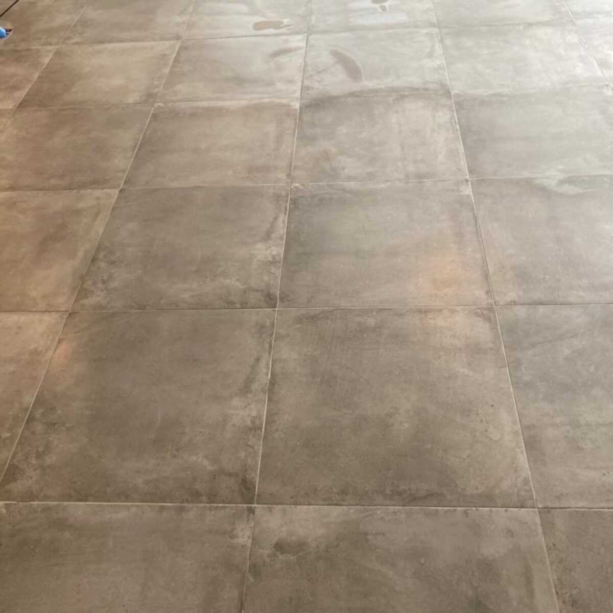 Plaatsen van tegels 60×60 Bruges Griffioen te Sint Laureins