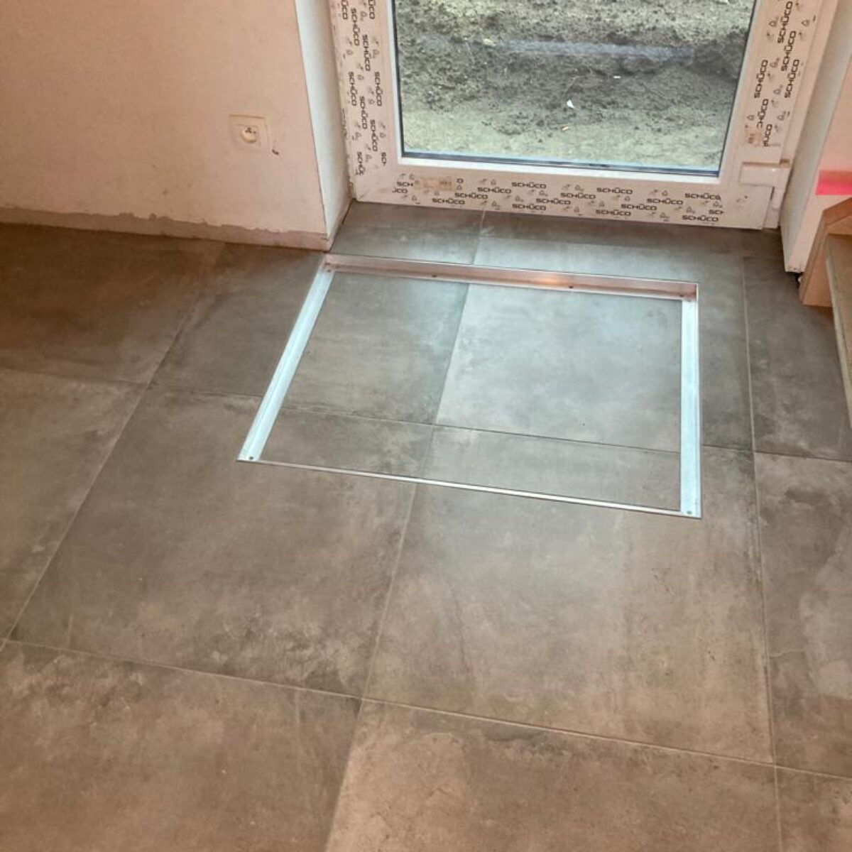 Plaatsen van tegels 60×60 Bruges Griffioen te Sint Laureins