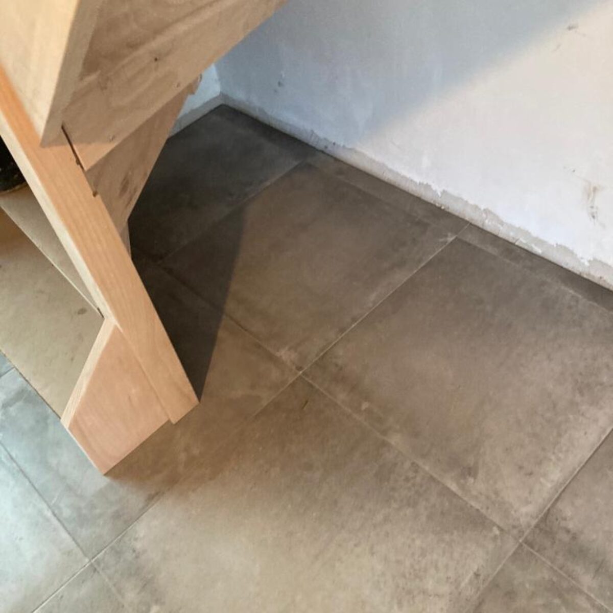 Plaatsen van tegels 60×60 Bruges Griffioen te Sint Laureins