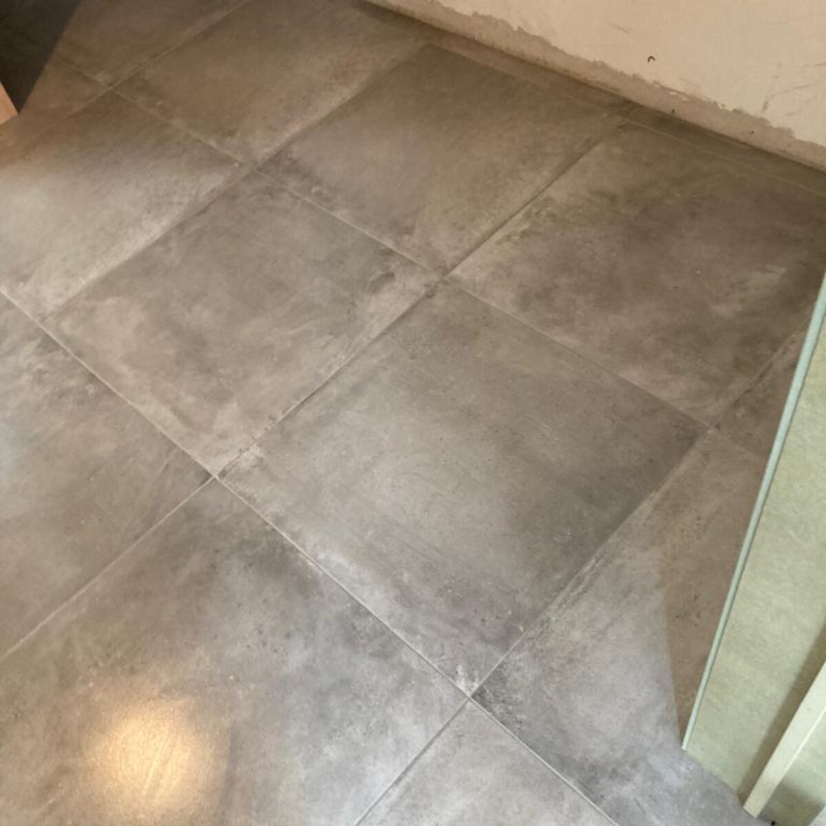 Plaatsen van tegels 60×60 Bruges Griffioen te Sint Laureins