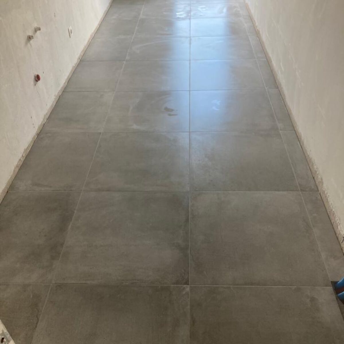 Plaatsen van tegels 60×60 Bruges Griffioen te Sint Laureins