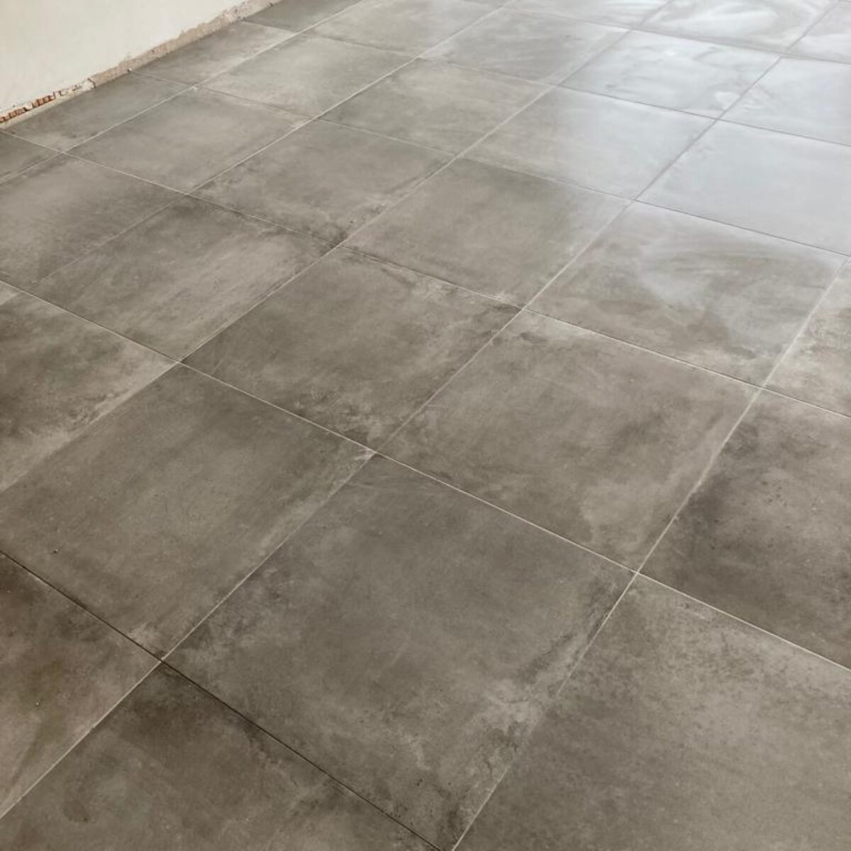 Plaatsen van tegels 60×60 Bruges Griffioen te Sint Laureins