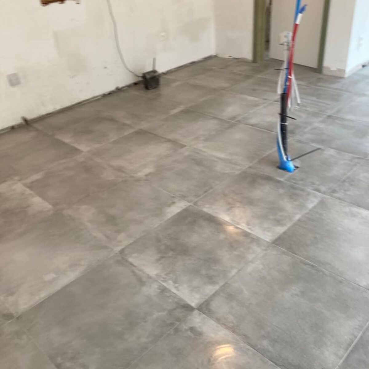 Plaatsen van tegels 60×60 Bruges Griffioen te Sint Laureins