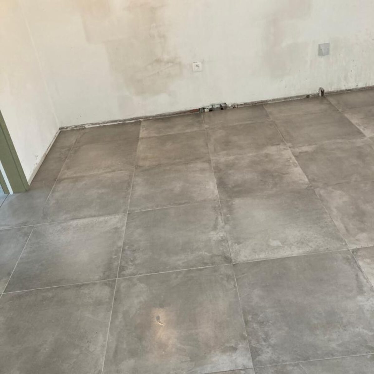 Plaatsen van tegels 60×60 Bruges Griffioen te Sint Laureins