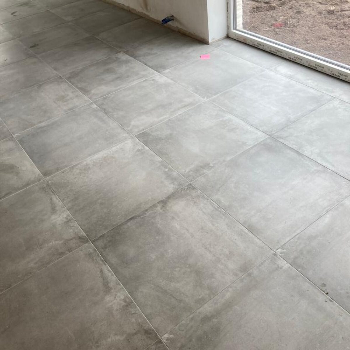 Plaatsen van tegels 60×60 Bruges Griffioen te Sint Laureins