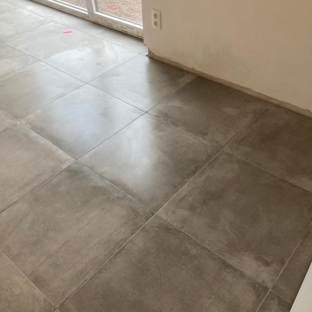 Plaatsen van tegels 60×60 Bruges Griffioen te Sint Laureins