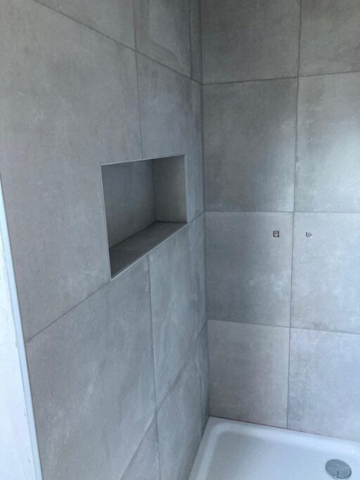 Plaatsen van faience 60×60  in douche met zeepnis te Sint Laureins