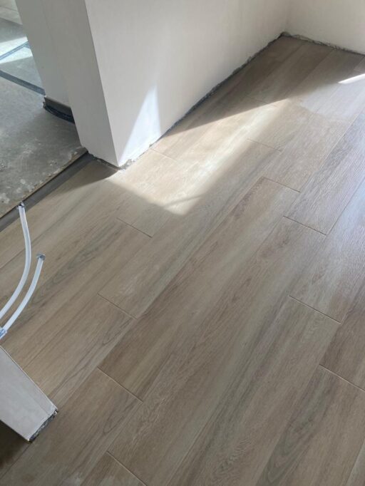 Plaatsen van imitatie-parkettegels 20×114 in keuken te Stasegem