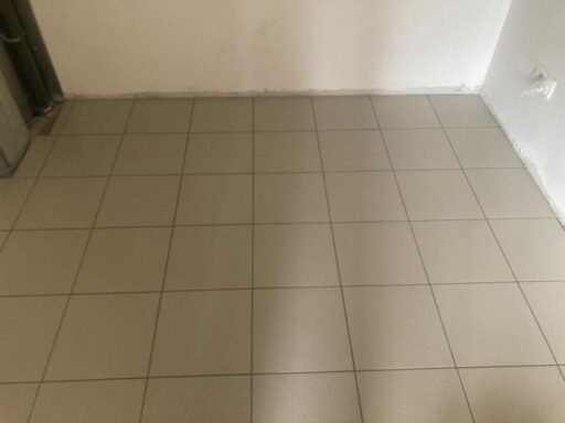 Plaatsen van tegels 30×30 Silver Grey Sealing in berging te De Pinte