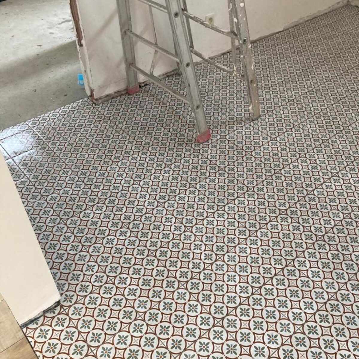 Plaatsen van tegels 20×20 Romanza Ariel in inkom en toilet te Bazel