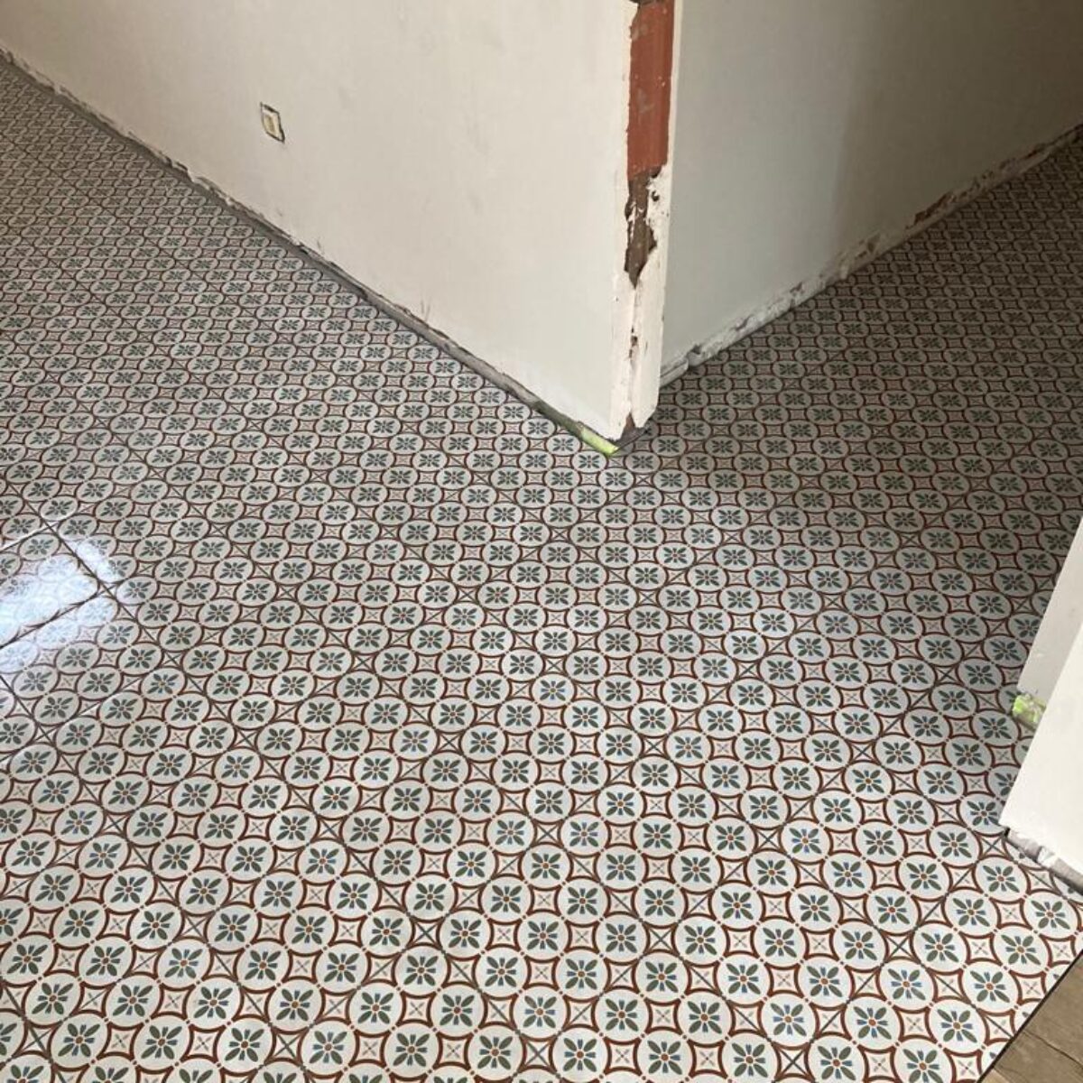 Plaatsen van tegels 20×20 Romanza Ariel in inkom en toilet te Bazel