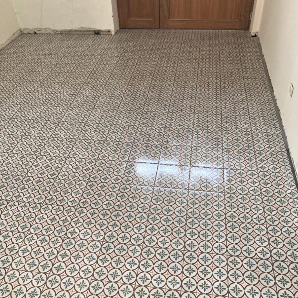 Plaatsen van tegels 20×20 Romanza Ariel in inkom en toilet te Bazel