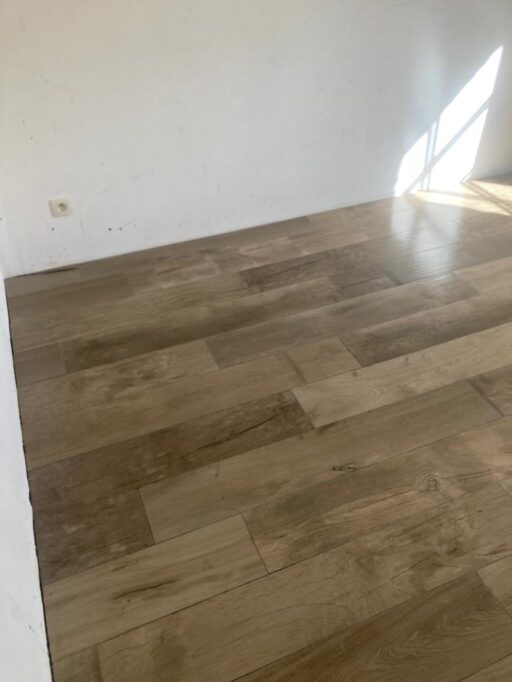 Plaatsen van parkettegels, slaapkamer, wellnessruimte, badkamer en nachtegalen opgevoegd met mousse te Bazel