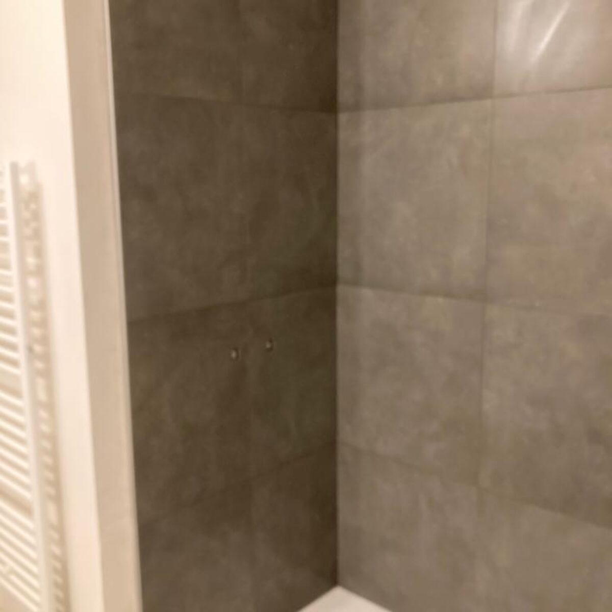 Plaatsen van tegels 60×60 aan bad en douche te Oostende