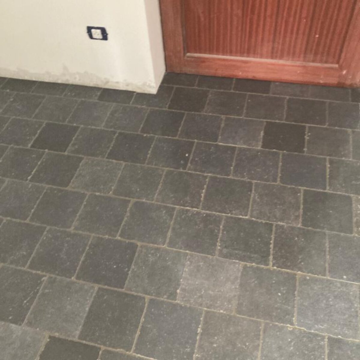Plaatsen van tegels 20×20 Bleu Stone donker geschuurd – halfsteenverband – hal en wc te De Pinte