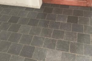 Plaatsen van tegels 20×20 Bleu Stone, donker geschuurd, halfsteenverband – hal en wc te De Pinte