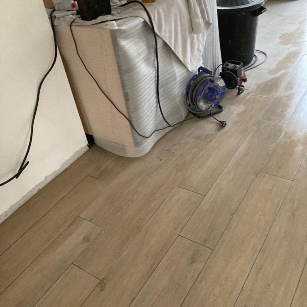 Plaatsen van parket-look tegels Viggo Arce Beige 20×120 in living en bureel te De Pinte