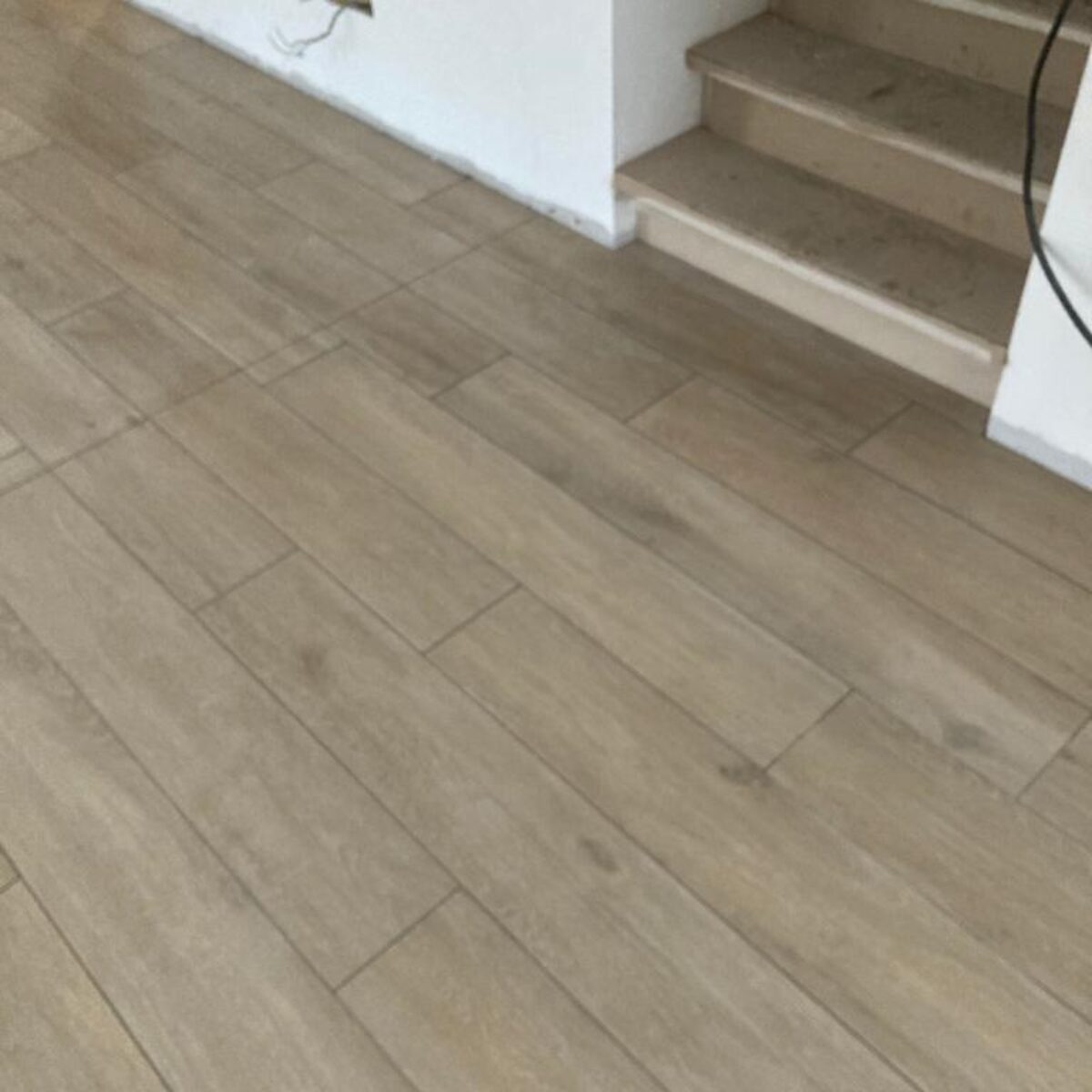 Plaatsen van parket-look tegels Viggo Arce Beige 20×120 in living en bureel te De Pinte