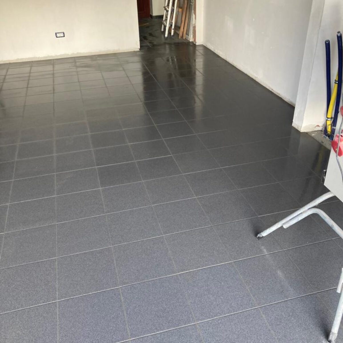 Plaatsen van tegels 30×30 garage