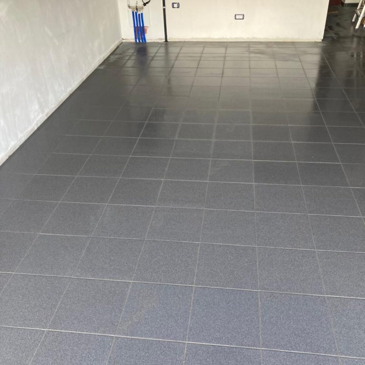 Plaatsen van tegels 30×30 garage