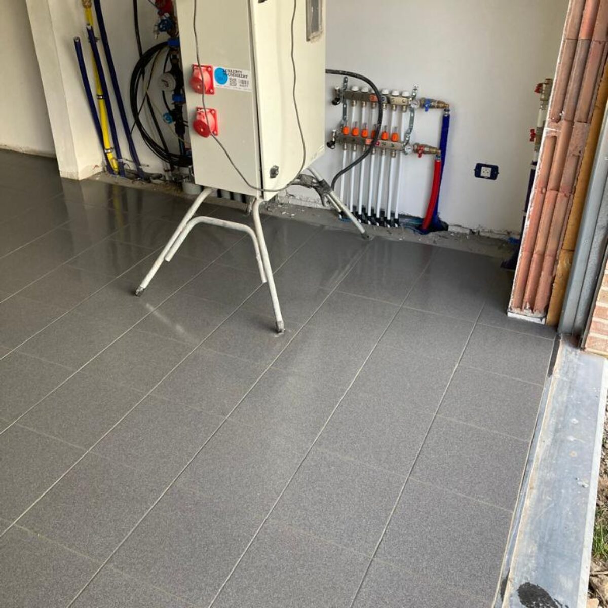 Plaatsen van tegels 30×30 garage