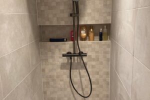 Plaatsen van faience 30×30 en 90×120 in douche met zeepnis te De Pinte