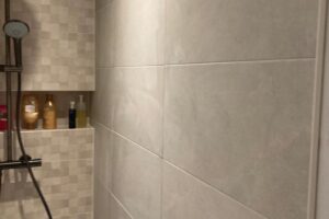 Plaatsen van faience 30×30 en 90×120 in douche met zeepnis te De Pinte